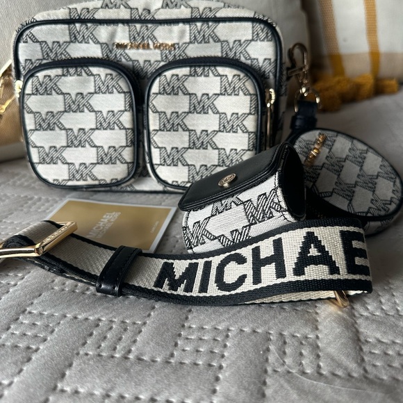 Michael Kors Black and Cream Key & Card Holder Set - Picture 1 of 4